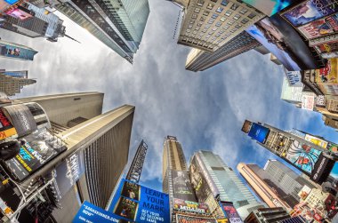 New york city - 24 Şubat: times Meydanı gökdelenlerin sokak görünümü