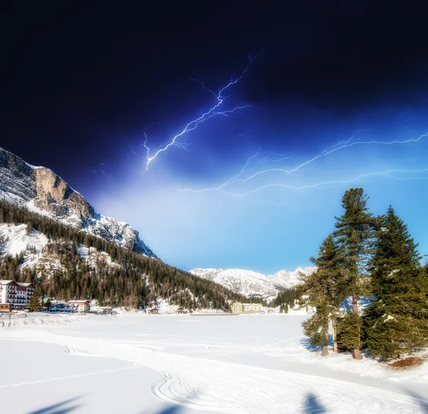 Schöne Farben der Dolomitenlandschaft im Winter mit Sturm — Stockfoto