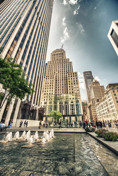 Ciudad de Nueva York. Hermosa vista hacia arriba de los rascacielos de Manhattan visto desde el nivel de la calle . — Foto de Stock