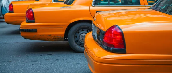 Rad av yellow cabs väntar på trafikljusen gröna signalen — Stockfoto