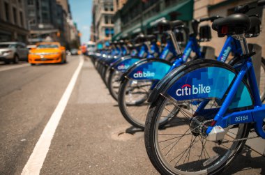 New York - Haziran 11: Citi Bisiklet istasyonu New York'ta iş için hazır
