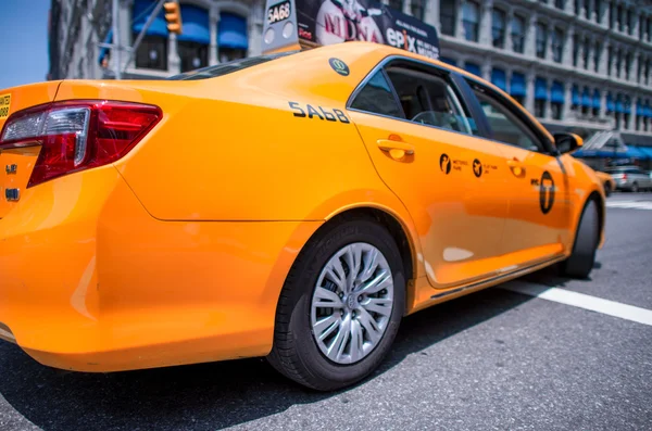 Klassisches gelbes Taxi in New Yorker Straßen — Stockfoto