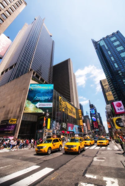 NEW YORK CITY - 14 JUIN : Les taxis jaunes accélèrent dans les rues de la ville, Ju — Photo