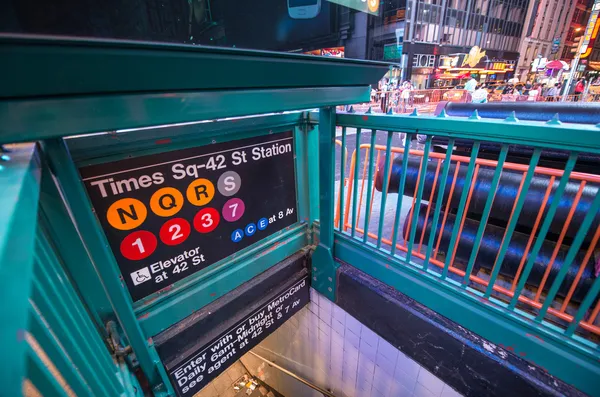 Times Square Eingang U-Bahn-Station bei Nacht - New York City — Stockfoto