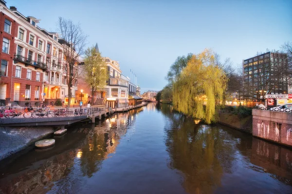 Kanalen in amsterdam. typisch Amsterdamse architectuur op een lente nacht. — Stockfoto