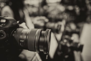 Modern kamera ve lens üzerinde Fotoğraf Dükkanı