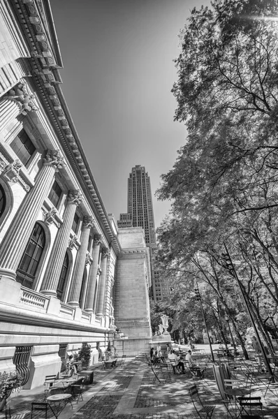 Nowojorska Biblioteka elewacji i ogród, manhattan — Zdjęcie stockowe