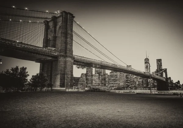 Vacker utsikt i skymningen av brooklyn bridge från brooklyn park - n — Stockfoto