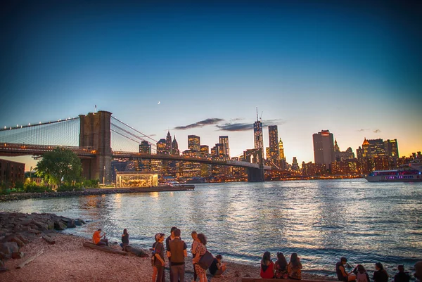 Schöne Aussicht in der Abenddämmerung auf die Brücke von Brooklyn Park — Stockfoto