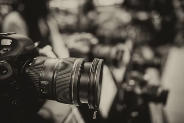 Câmera moderna e lente em uma loja de fotografia — Fotografia de Stock