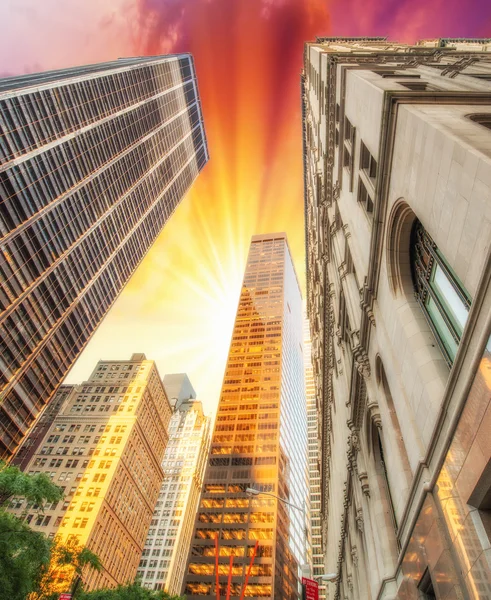 Vista hacia arriba de los rascacielos en el bajo Manhattan - Nueva York —  Fotos de Stock