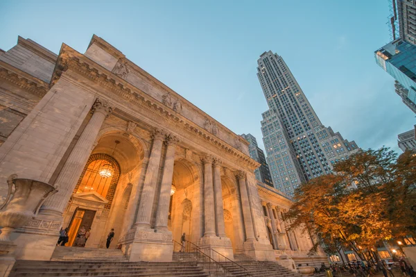 Newyorské mrakodrapy a stromy při západu slunce na 5th avenue — Stock fotografie