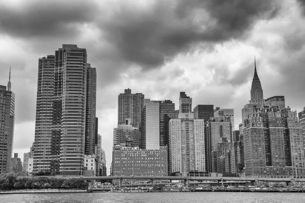 Manhattan Skyline vom East River aus gesehen an einem sonnigen Tag — Stockfoto