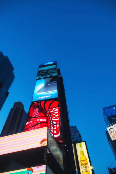 NUEVA YORK - 14 DE JUN: Presentada con Broadway Theaters y animada —  Fotos de Stock