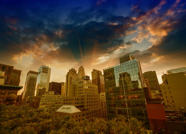 Nádherný západ slunce mrakodrapů Manhattanu ze střechy — Stock fotografie