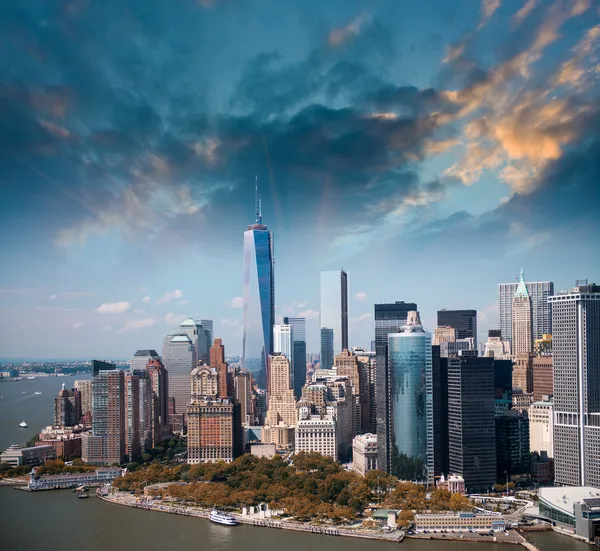 Prachtige zomer zonsondergang luchtfoto van lagere manhattan skyscrape — Stockfoto