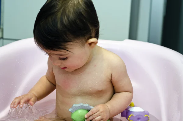 1 año de edad bebé niña haciendo baño — Foto de Stock