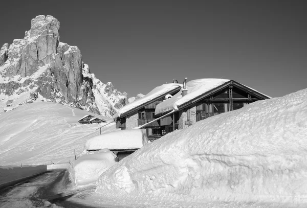 Paisagem nevada de Dolomitas Montanhas durante o inverno — Fotografia de Stock