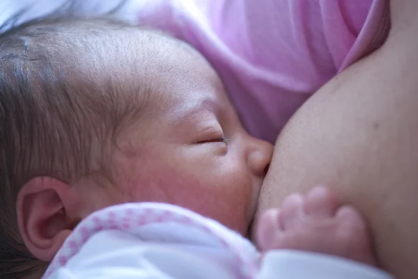 Bebé recién nacido comiendo en el pecho de la madre — Foto de Stock