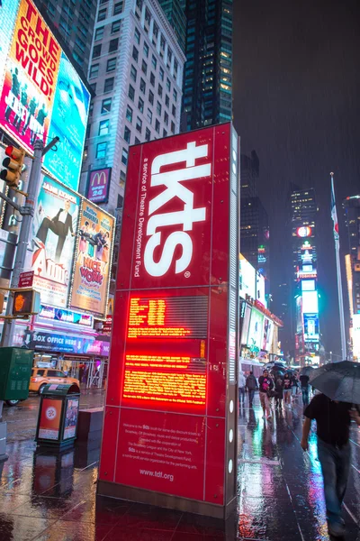 New York City - Jun 13: Beroemde Times Square ticket booth op nigh — Stockfoto