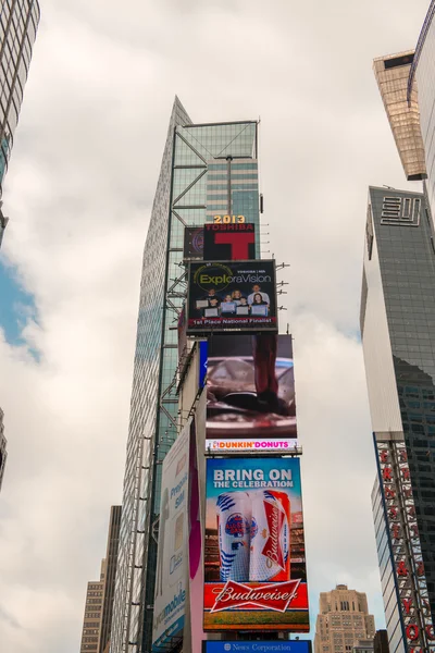 NUEVA YORK CITY - 10 DE JUN: Times Square con sus rascacielos en un ov — Foto de Stock