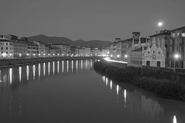 Ночь в Пизе, Lungarni View — стоковое фото