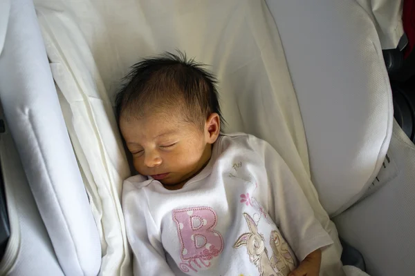 Pasgeboren babymeisje slaapt in het wiegje — Stockfoto