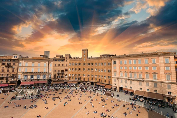 Maravillosa vista aérea de Piazza del Campo, Siena en una hermosa — Foto de Stock