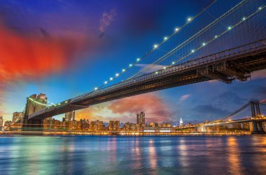Wonderful panoramic sunset with Brooklyn and Manhattan Bridge -