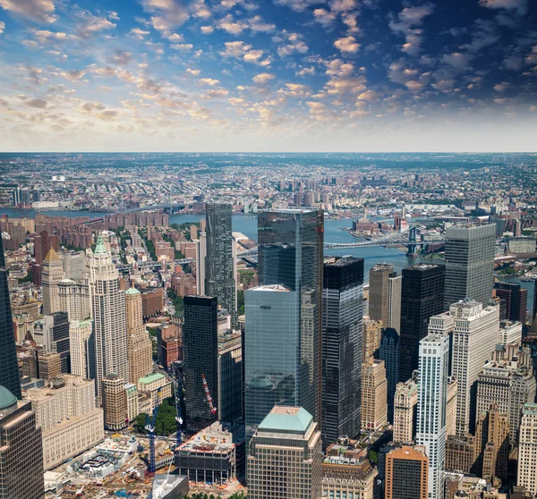 Helikopter weergave bij zonsondergang van lagere manhattan wolkenkrabbers — Stockfoto