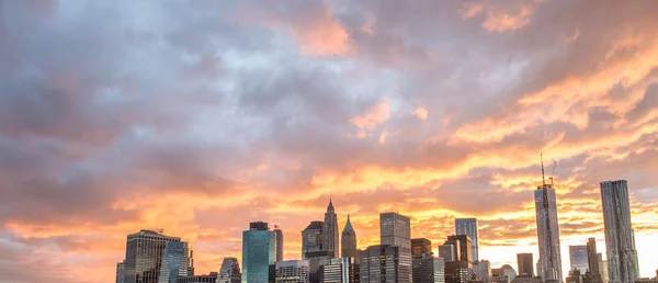De skyline van Manhattan met mooie zonsondergang hemel - new york city — Stockfoto