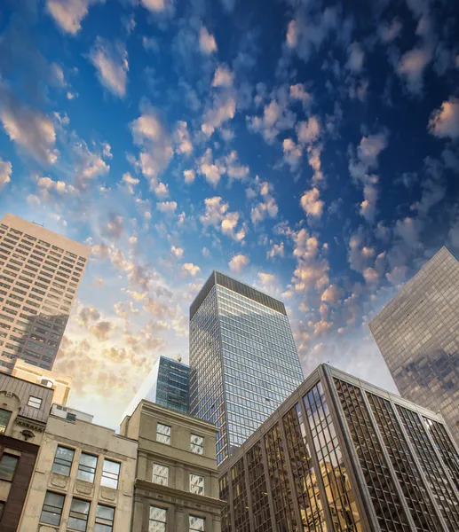 Spektakulärer Straßenblick auf Manhattan-Wolkenkratzer - New York — Stockfoto