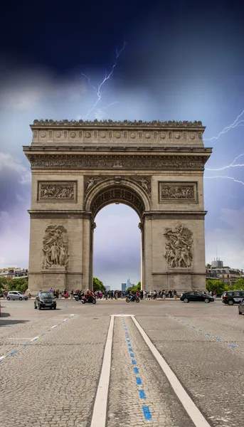 Paris, Frankrijk. Storm boven monumenten stad — Stockfoto