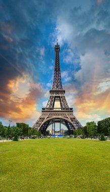 Eyfel Kulesi - paris yukarıda günbatımı gökyüzü. La tour eiffel şampiyon