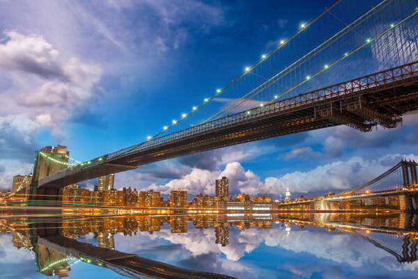 Wonderful panoramic sunset with Brooklyn and Manhattan Bridge re