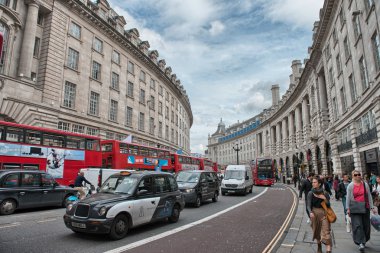 Londra - 20 Ekim: turist yürümek şehir sokakları, 29 Eylül 20