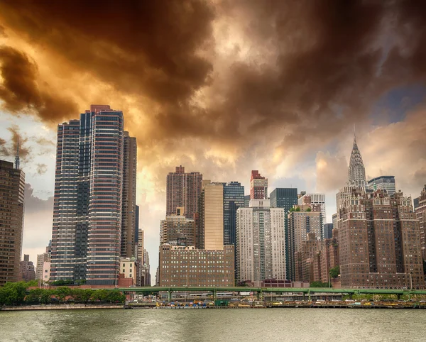 Manhattan skyline gezien vanaf de east river op een zonnige dag — Stockfoto