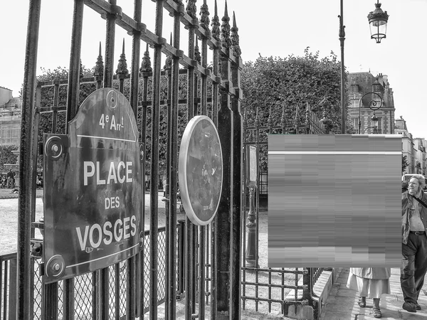 PARIS - 3 OCT : Promenade touristique Place des Vosges, célèbre place de la ville — Photo