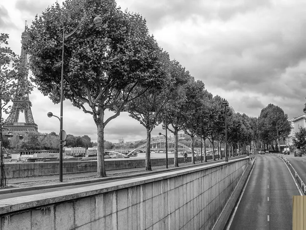 Ruta de París con Tour Eiffel en segundo plano — Foto de Stock