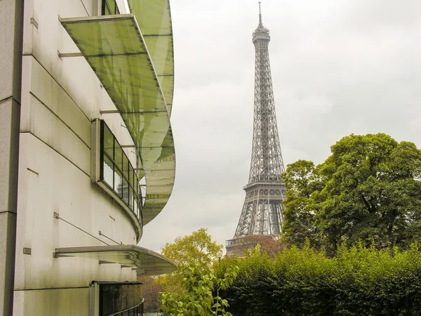 Párizs. gyönyörű kilátás nyílik a híres eiffel-torony között épületek — Stock Fotó