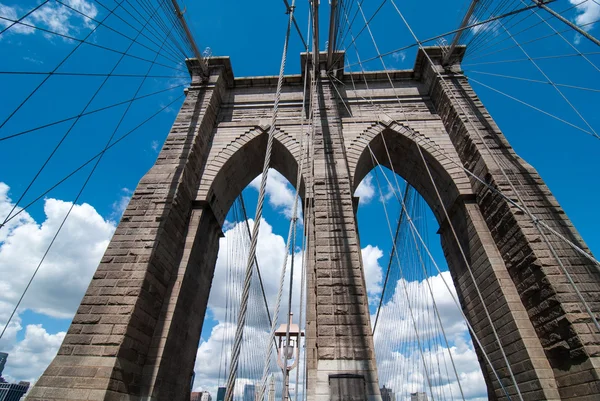 Potente estructura de Brooklyn Bridge Center Pylon en un beautifu — Foto de Stock