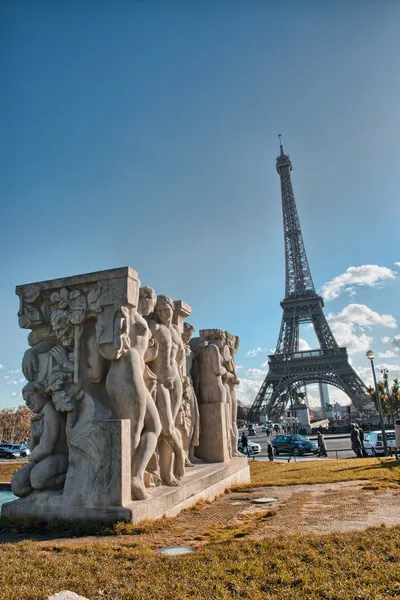 巴黎。埃菲尔铁塔的美妙的看法。la 埃菲尔铁塔在冬季 — 图库照片