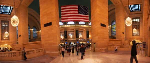 NEW YORK CITY - JUN 10: Tourists and commuters in the main Grand — Stock Photo, Image