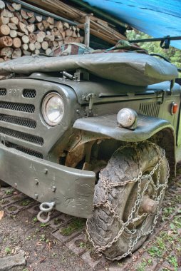 büyük bir 4wd aracın direksiyon