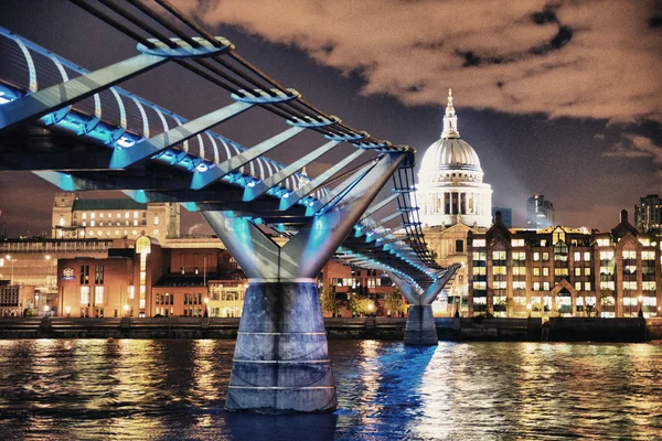 St. Pauls Kathedrale und die Millenniumsbrücke bei Nacht in London — Stockfoto