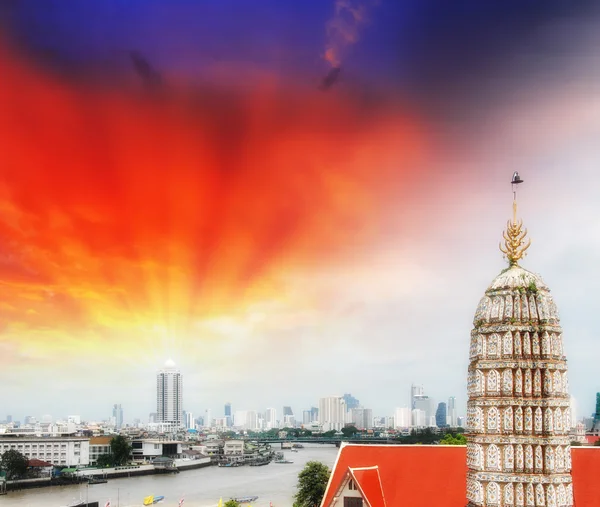 Vackra bangkok stadsbilden i skymningen över chao Phraya — Stockfoto