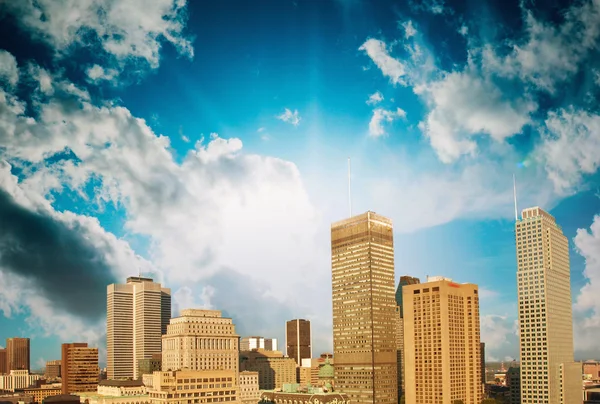 Skyline de Montreal con hermosos colores del cielo - Canadá —  Fotos de Stock