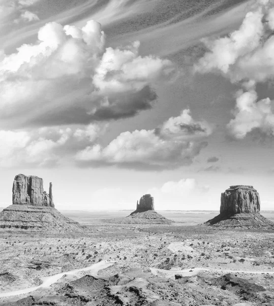 Cielo maravilloso sobre el paisaje único de Monument Valley, Utah — Foto de Stock