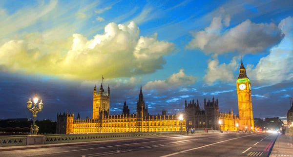 Big ben ve Parlamentosu westminster dan ev günbatımı gökyüzü — Stok fotoğraf