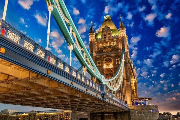 Hermosas luces del Tower Bridge en Londres — Foto de Stock